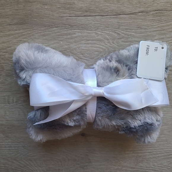 Dog bone pillow gift with white ribbon - Picture 4 of 4